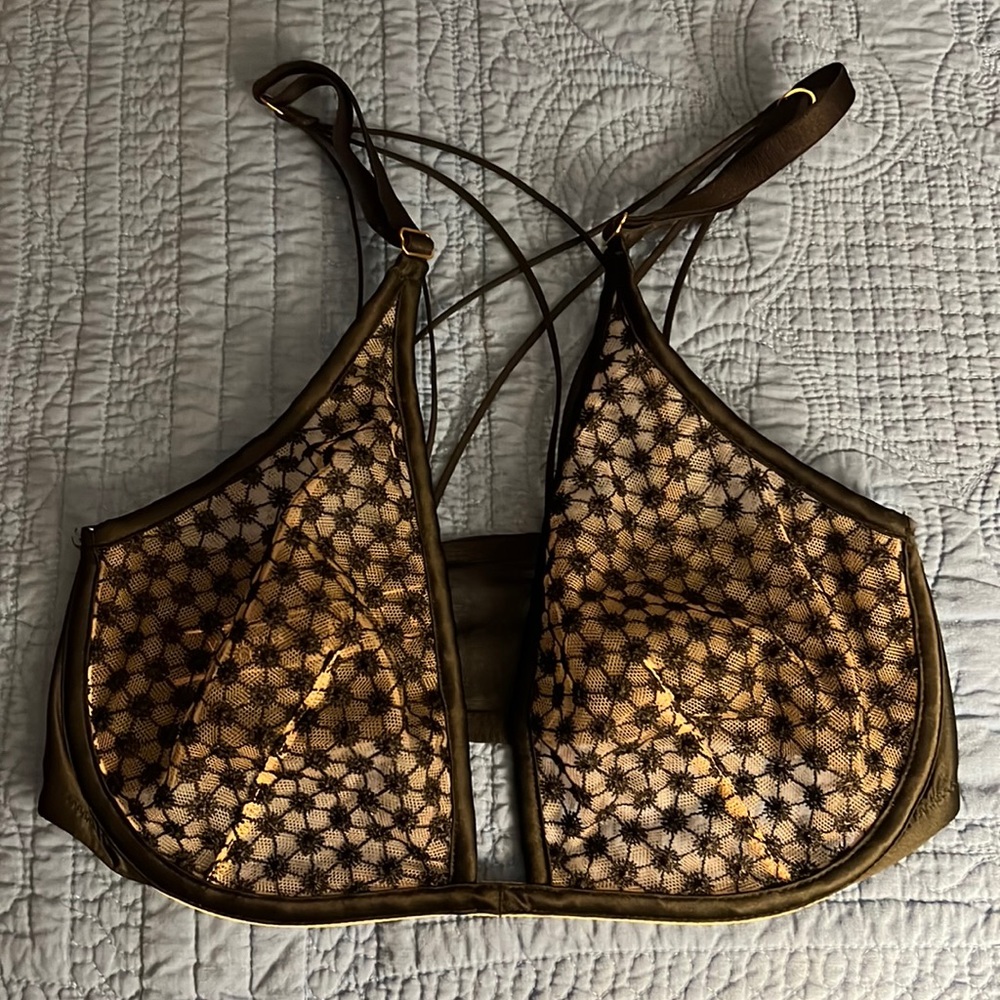 Victoria’s Secret Unlined Plunge Bra 32DD Black Lace with Criss-Cross in Back